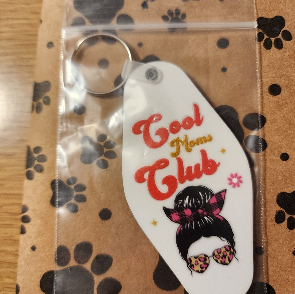Cool Moms Club Keychain - Picture 2 of 3